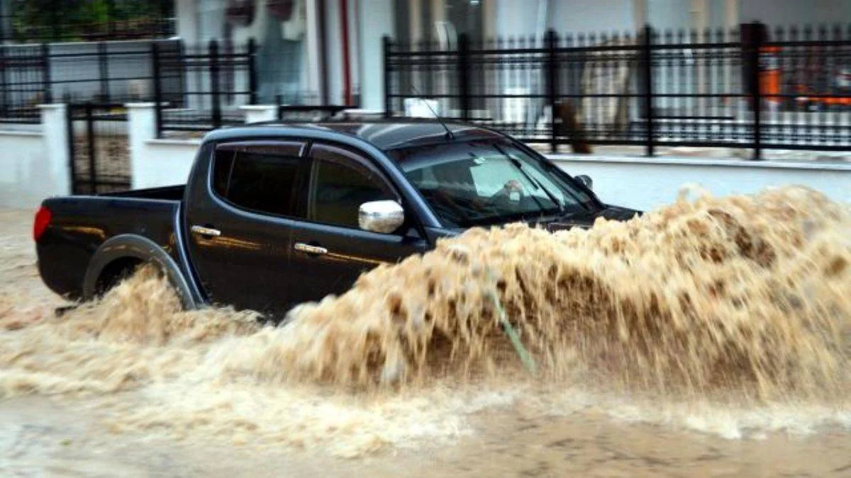Meteoroloji'den 57 kente uyarı: Sağanak ve fırtına görülecek