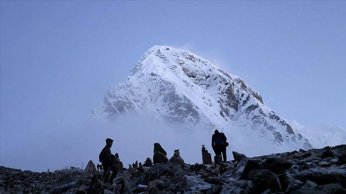 Nepal'de Everest dahil dağlara tırmanma yasağı