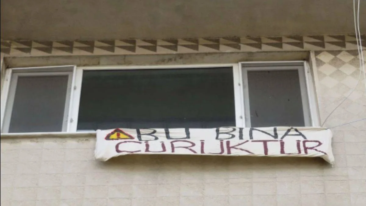 Pankartı astı, daireyi boşalttı! 'Bu bina çürüktür'