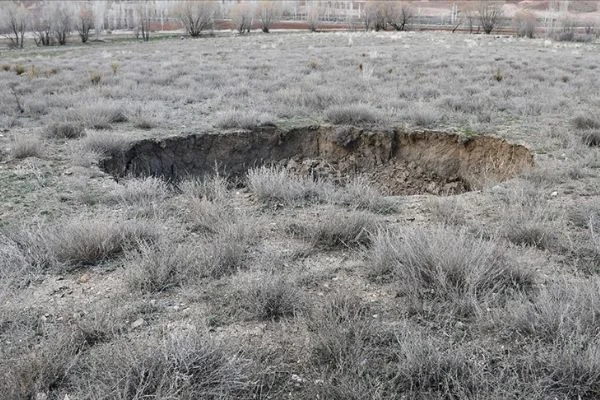 Sivas'ta, Kahramanmaraş merkezli depremler sonrası obruklar oluştu