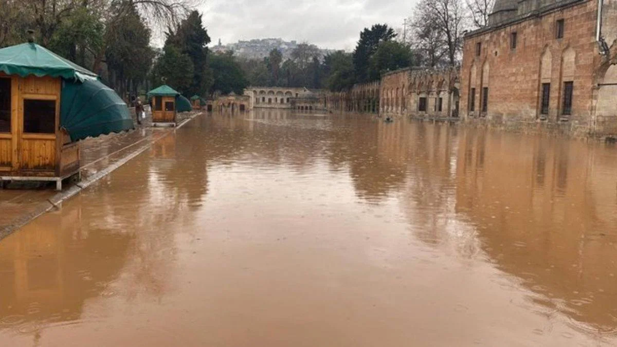 Tarihi Balıklıgöl'de sular taştı, çamur haline geldi