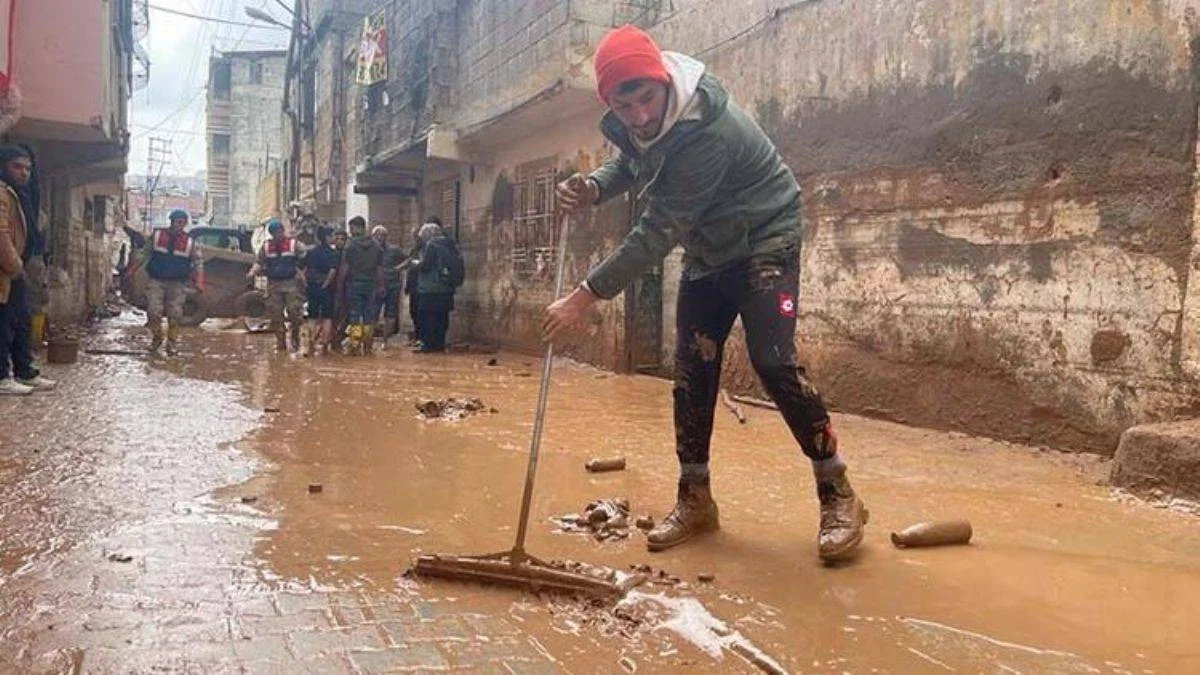 Yüzme antrenörü 5 çocuğu selden kurtardı