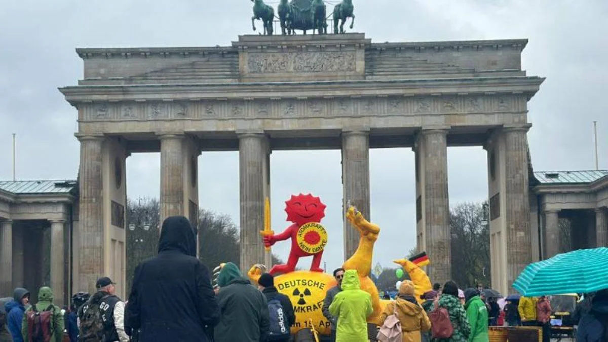 Berlin'de nükleer enerji destekçileri ve karşıtları gösteri yaptı