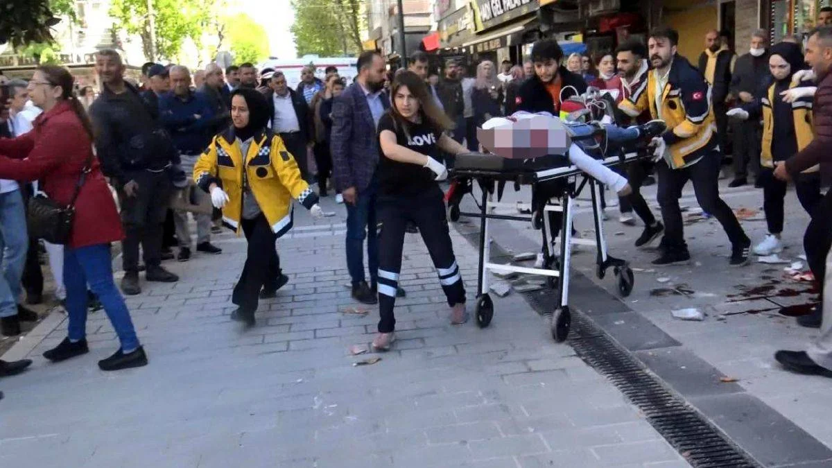 Binadan düşen beton parçası yoldan geçen kadının üzerine düştü