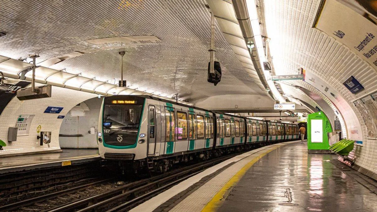 Ceketi metronun kapısına sıkışan kadın hayatını kaybetti