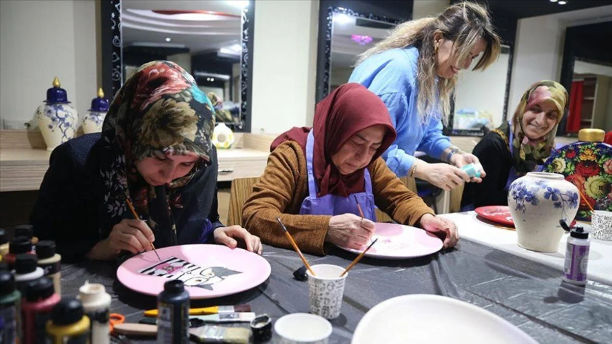 Depremzede kadınlar seramik boyama kursuyla meslek ediniyor
