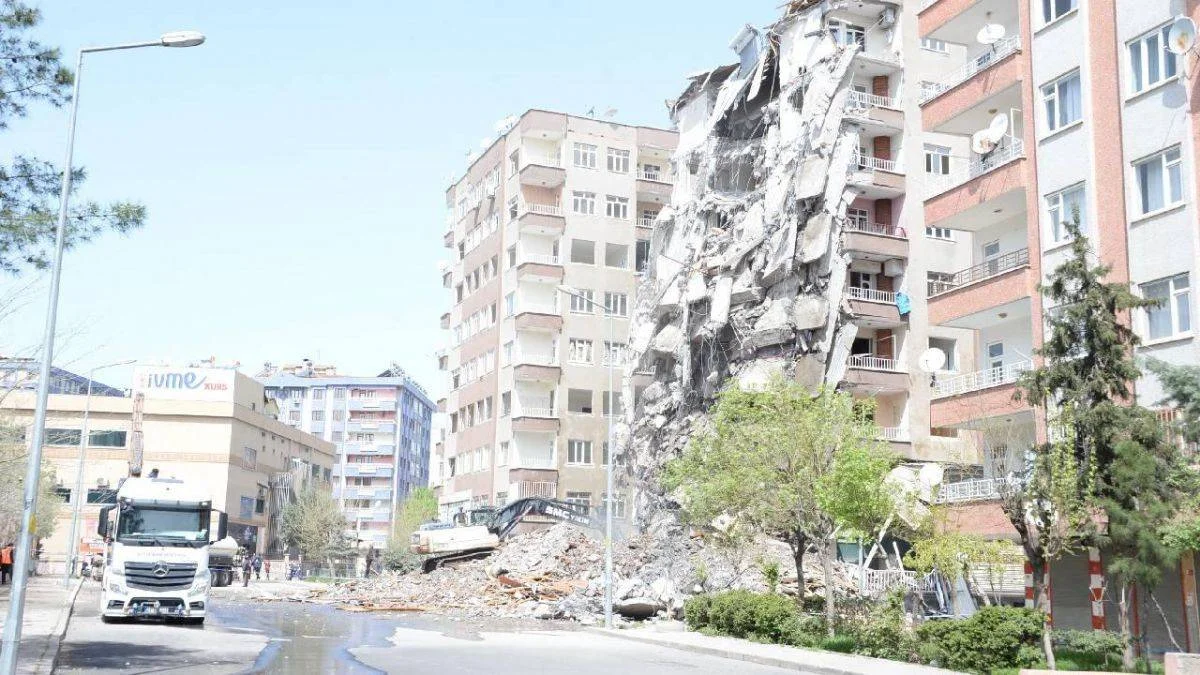 Diyarbakır'da ağır hasarlı binanın kontrollü yıkımı başladı