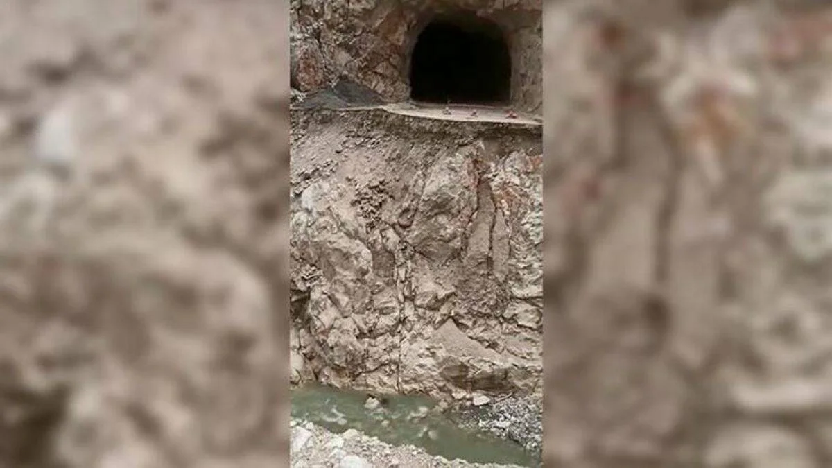 Erzincan'daki 'dünyanın en tehlikeli yolu' çöktü