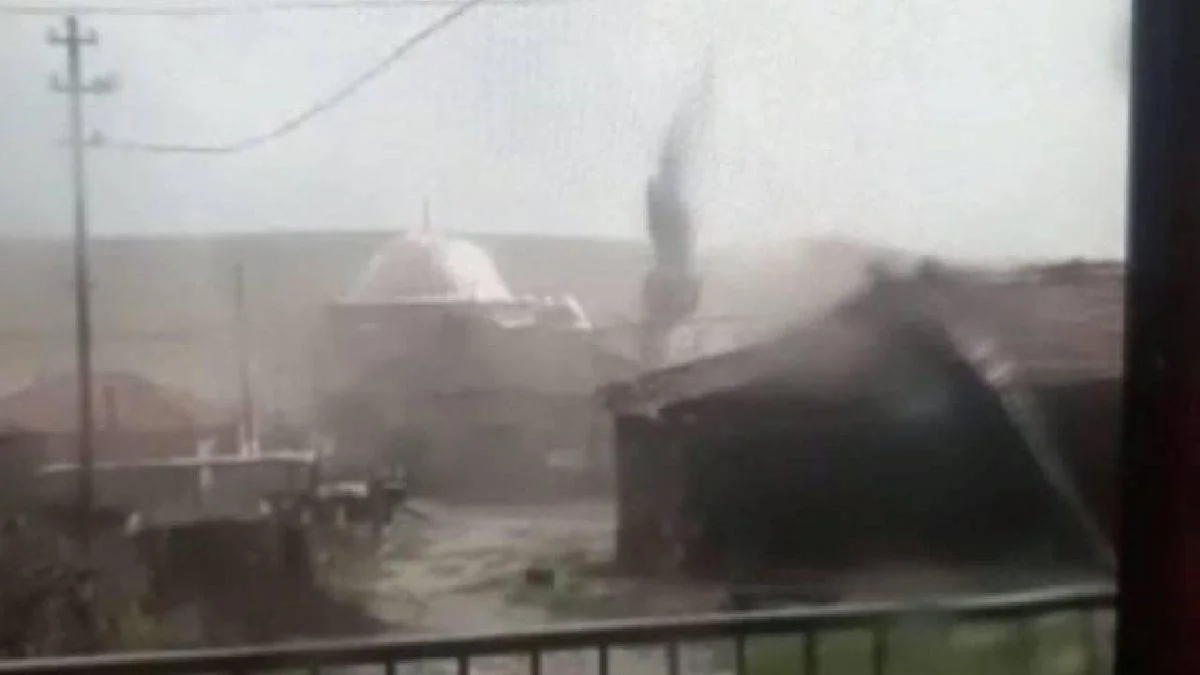 Fırtınada minarenin devrilmesi sonucu imam yaralandı