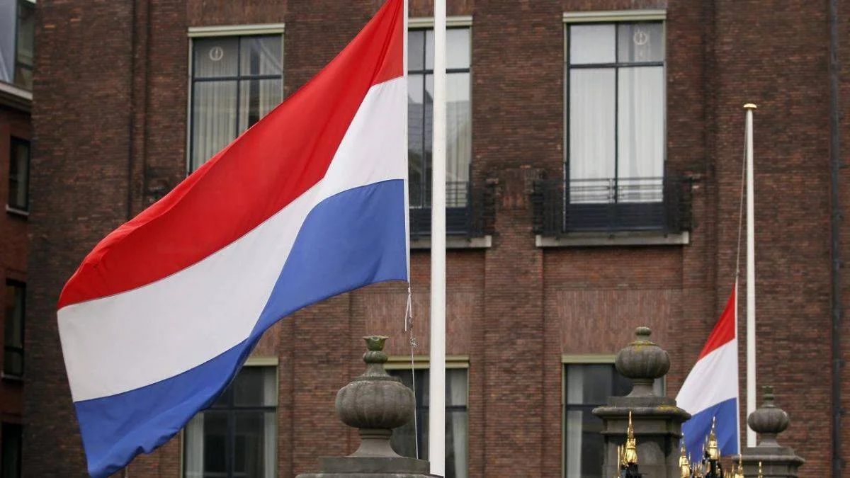 Hollanda'da ırkçı Wagensveld Kur'an-ı Kerim yırttı