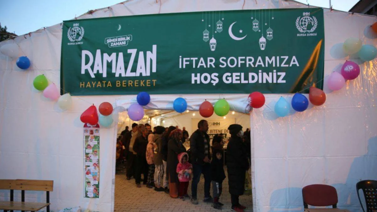 İHH'dan deprem bölgelerinde 1 milyon 220 bin kişiye iftarlık ve sahurluk ikramı