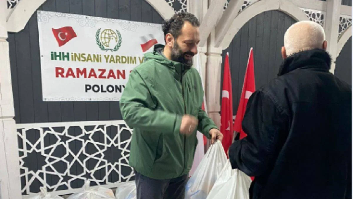 İHH'dan Polonya'da kumanya dağıttı
