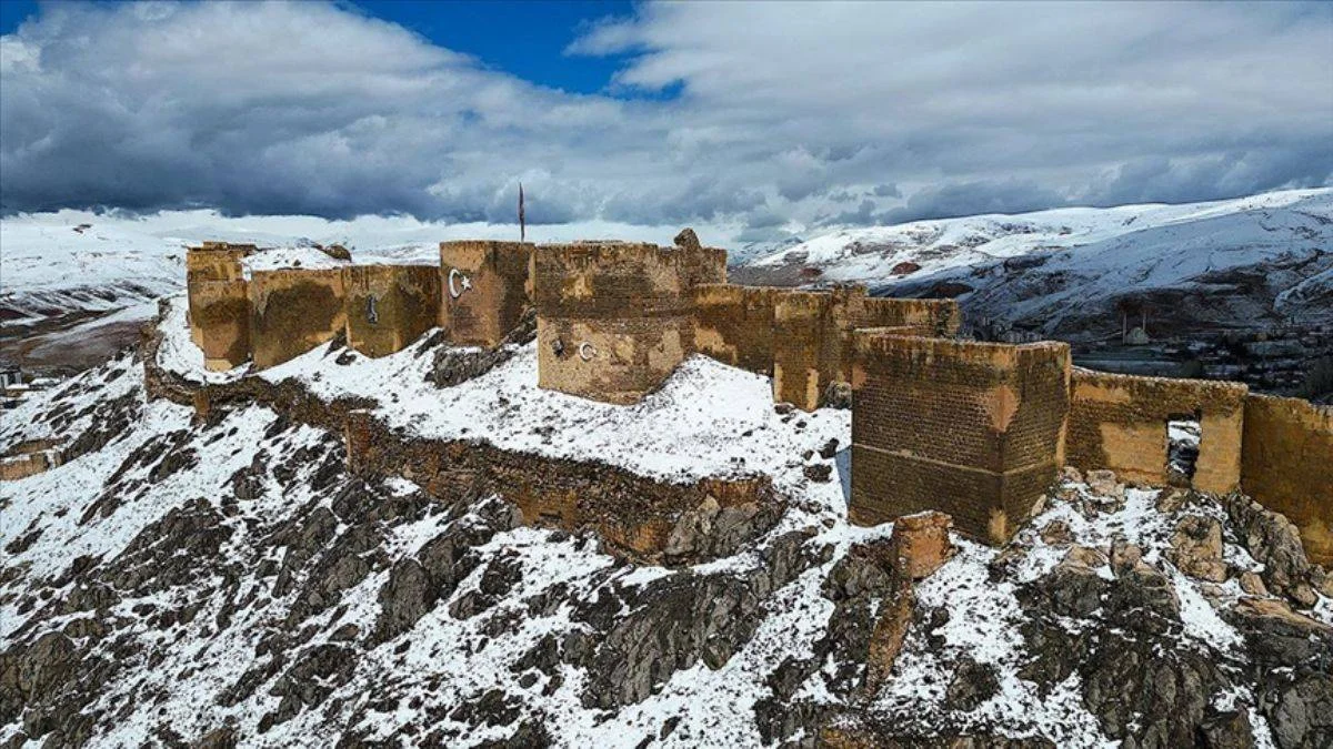 İlkbahar karında Bayburt Kalesi