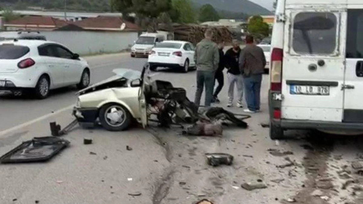 İzmir'de kaza yapan otomobil ikiye bölündü