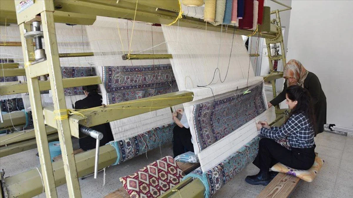 Kilimiyle ünlü Hakkari'de kadınlar Hereke halıları dokuyor