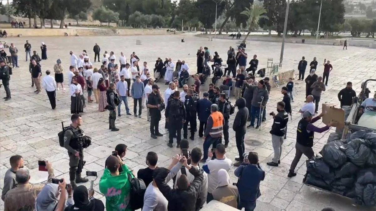 Mescid-i Aksa'ya polis korumasında baskın