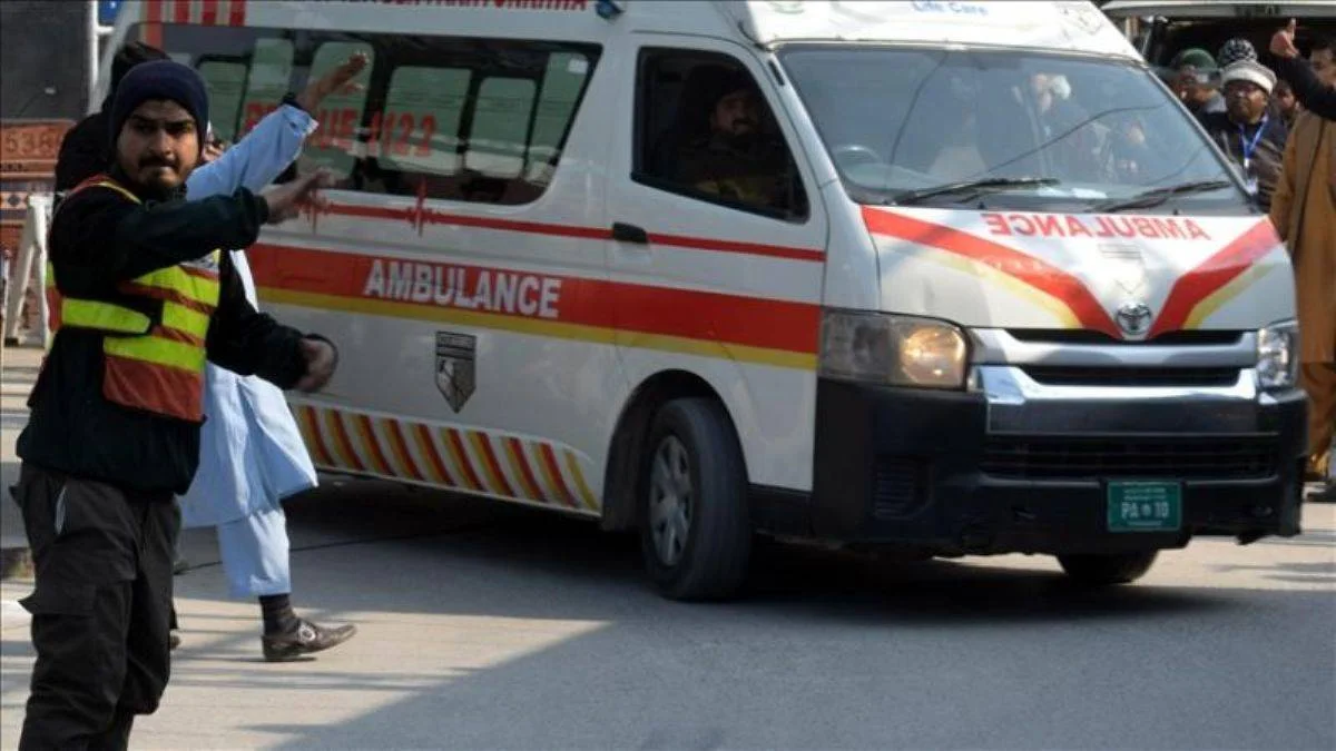 Pakistan'da karakola bombalı saldırı: 8 polis öldü