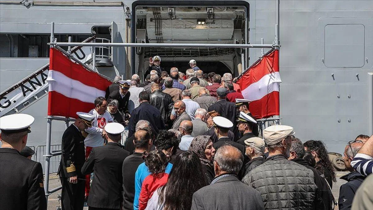 TCG Anadolu'ya ziyaretçi akını
