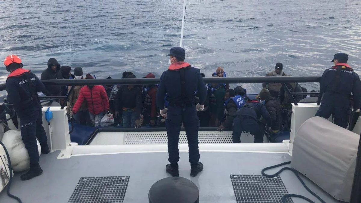 Türk kara sularına itilen 44 göçmen kurtarıldı