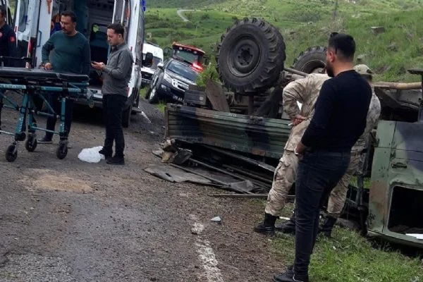 Ardahan'da askeri araç devrildi