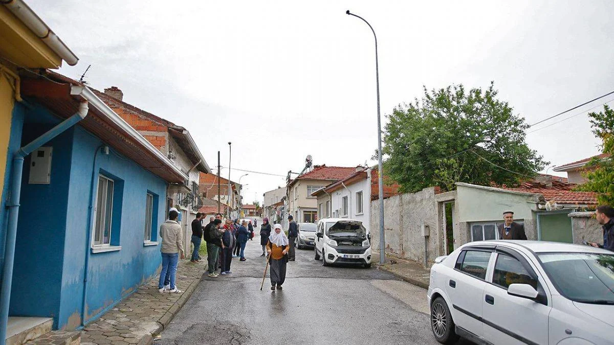 Aydınlatma direğine yıldırım isabet etti: 100 evin elektrik tesisatı zarar gördü