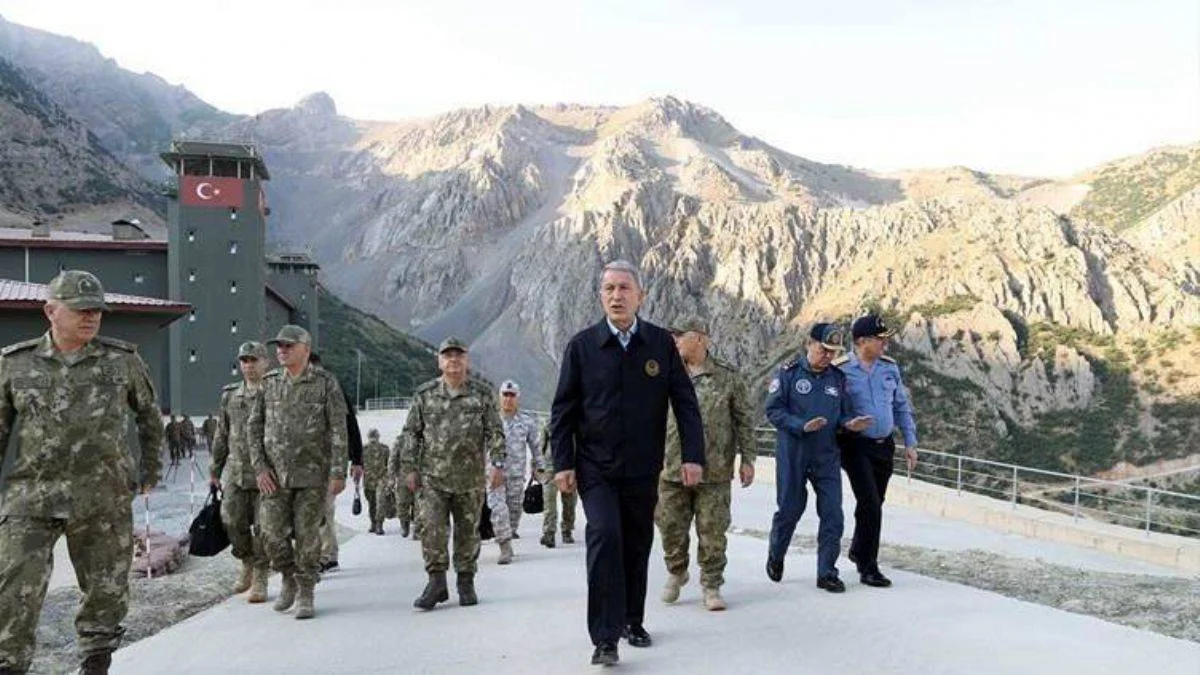 Bakan Akar: Kendine güvenen varsa yasa dışı geçsin