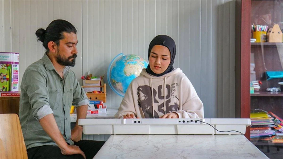 Depremde piyanosu kırılan Ceren konteyner kentte orgla yeniden müziğe başladı
