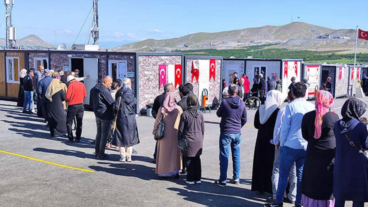 Depremzede seçmenler konteynerde oy kullanıyor