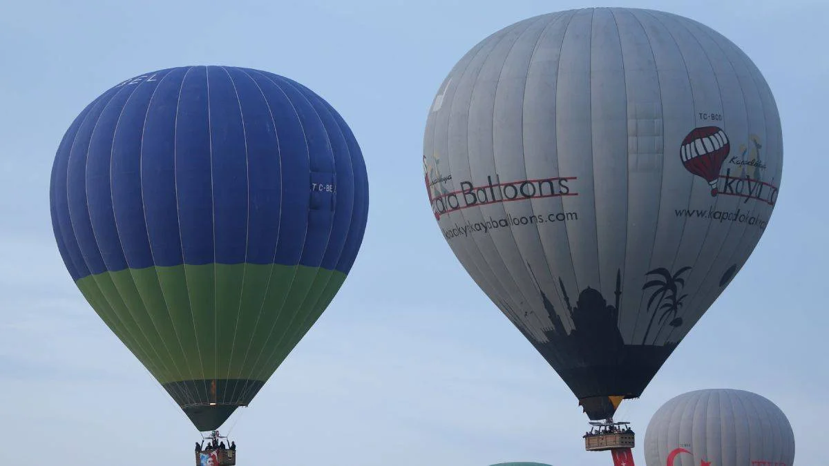 Kapadokya'da balonlar Türk bayrakları ve Atatürk posteri ile uçtu