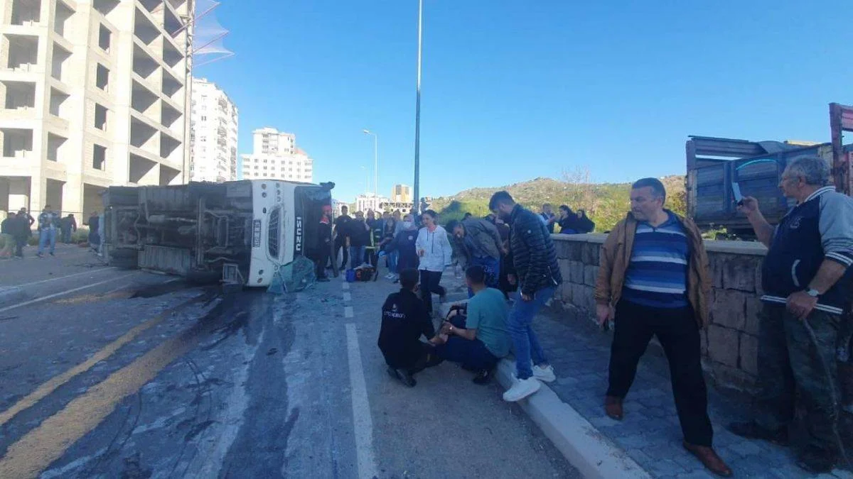 Kayseri'de tır ile işçi servisi çarpıştı: 33 yaralı
