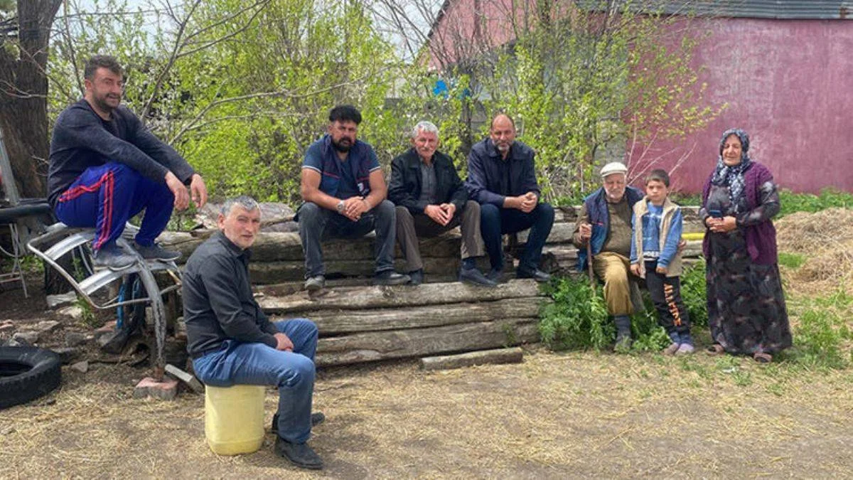 Köydeki herkesin soyadı 'S' ile başlıyor