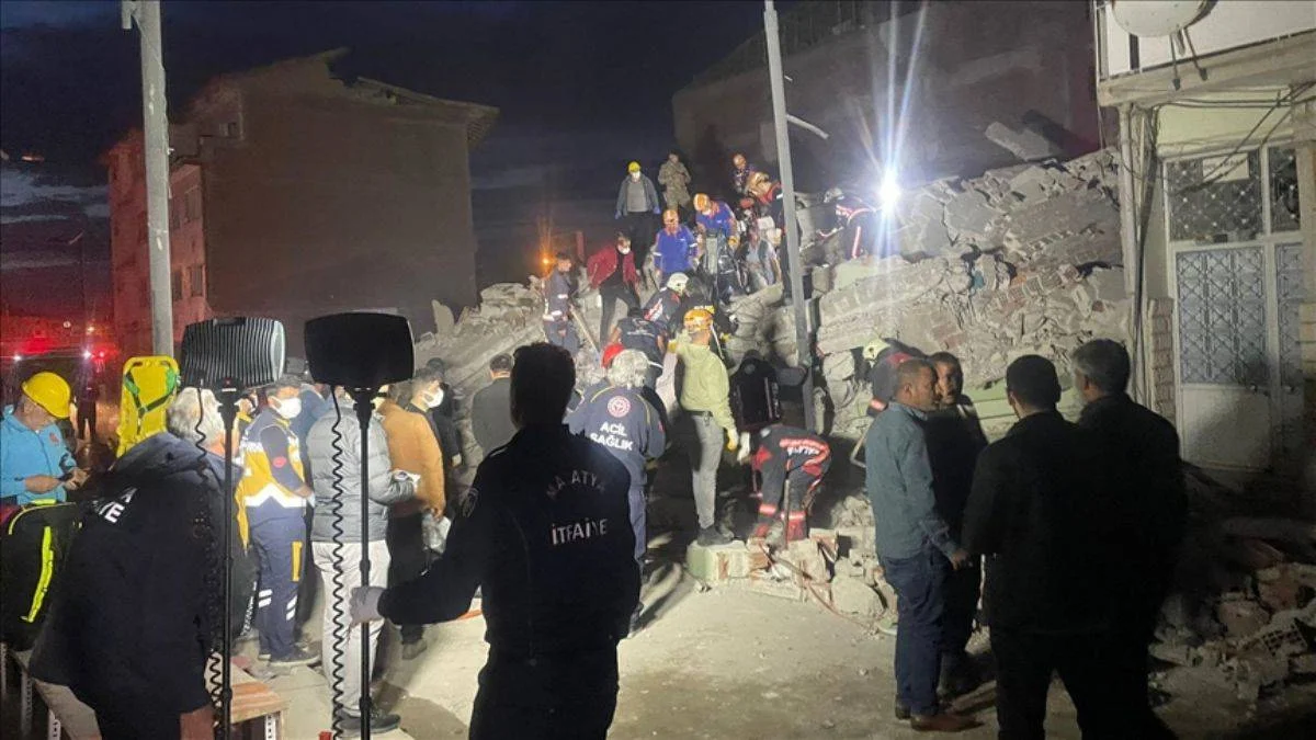 Malatya'da ağır hasarlı bina çöktü