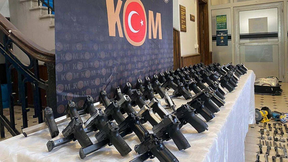 Silah ticareti şüphelisinin evinde 76 tabanca bulundu