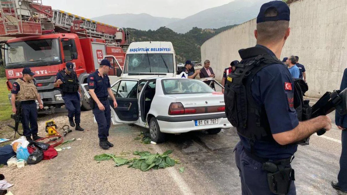 Tokat'ta öğrencileri taşıyan servis otomobille çarpıştı: 2 ölü, 10 yaralı