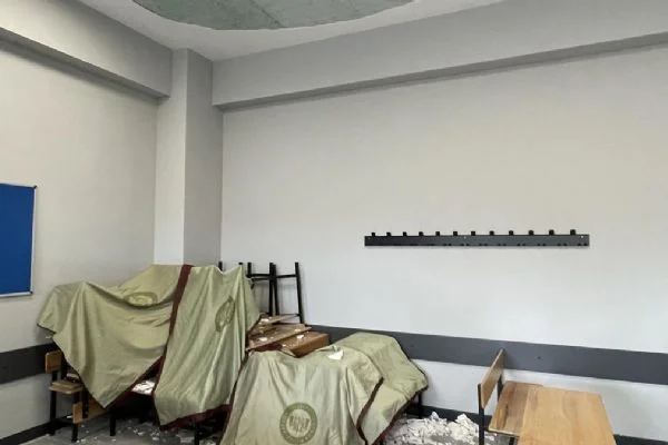 Ümraniye'de başlarına tavan sıvası düşen 2 sandık müşahidi yaralandı