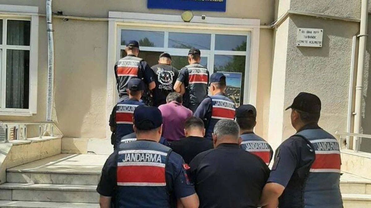 8 ilde cezaevlerine operasyon: 22 gözaltı