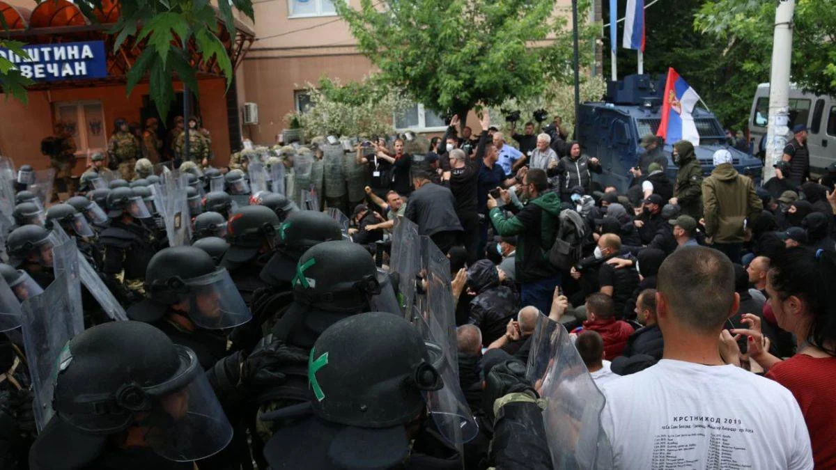 AB'den Kosova'daki gerginlik için uyarı
