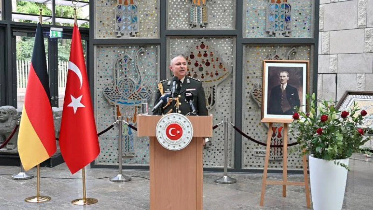Almanya'dan Türk komutan Yılmaz Çetin'e nişan