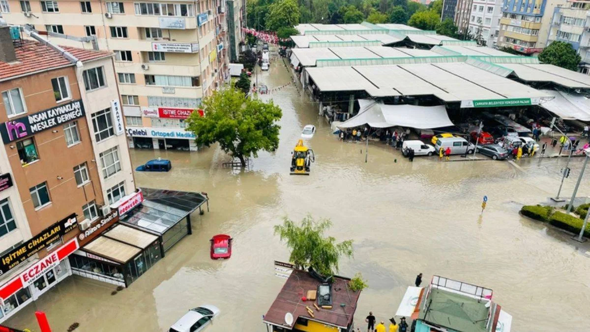 Ankara'daki selde vatandaşlar araçlarda sürüklendi