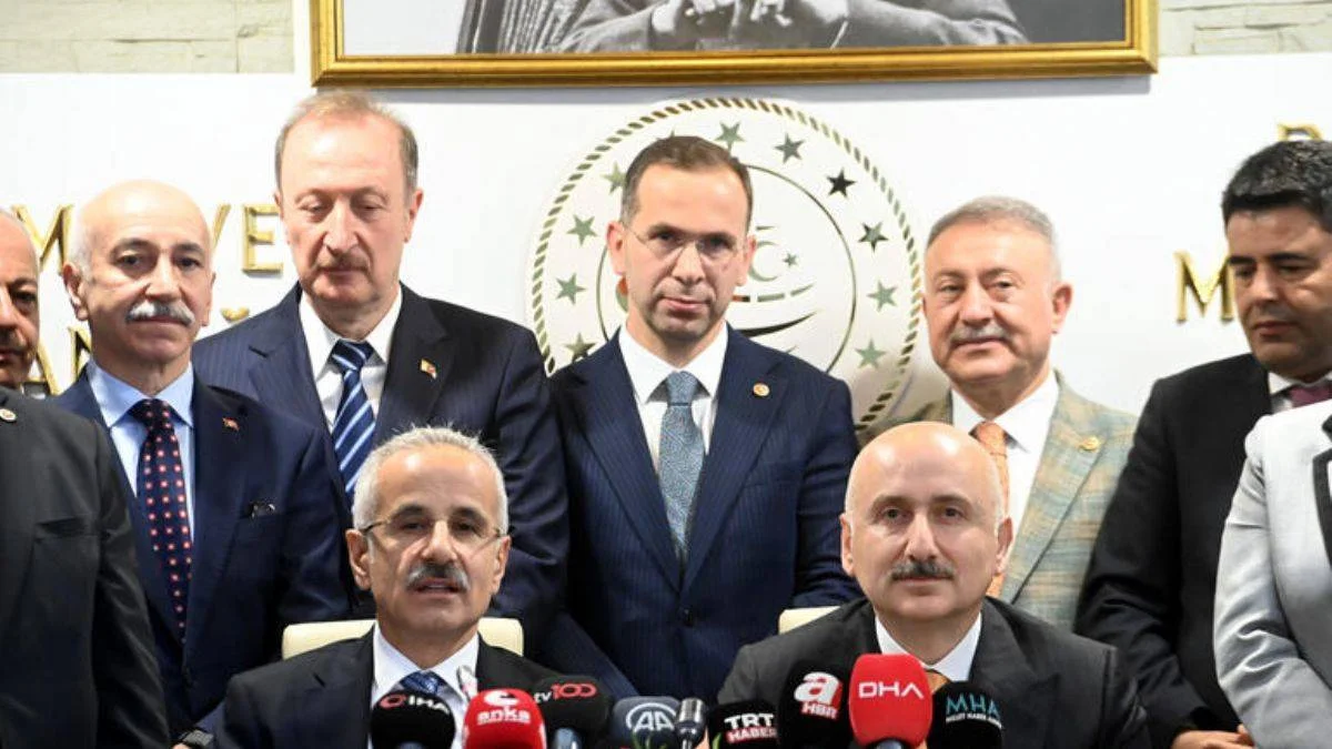 Bakan Uraloğlu, Karaismailoğlu'ndan görevi devraldı