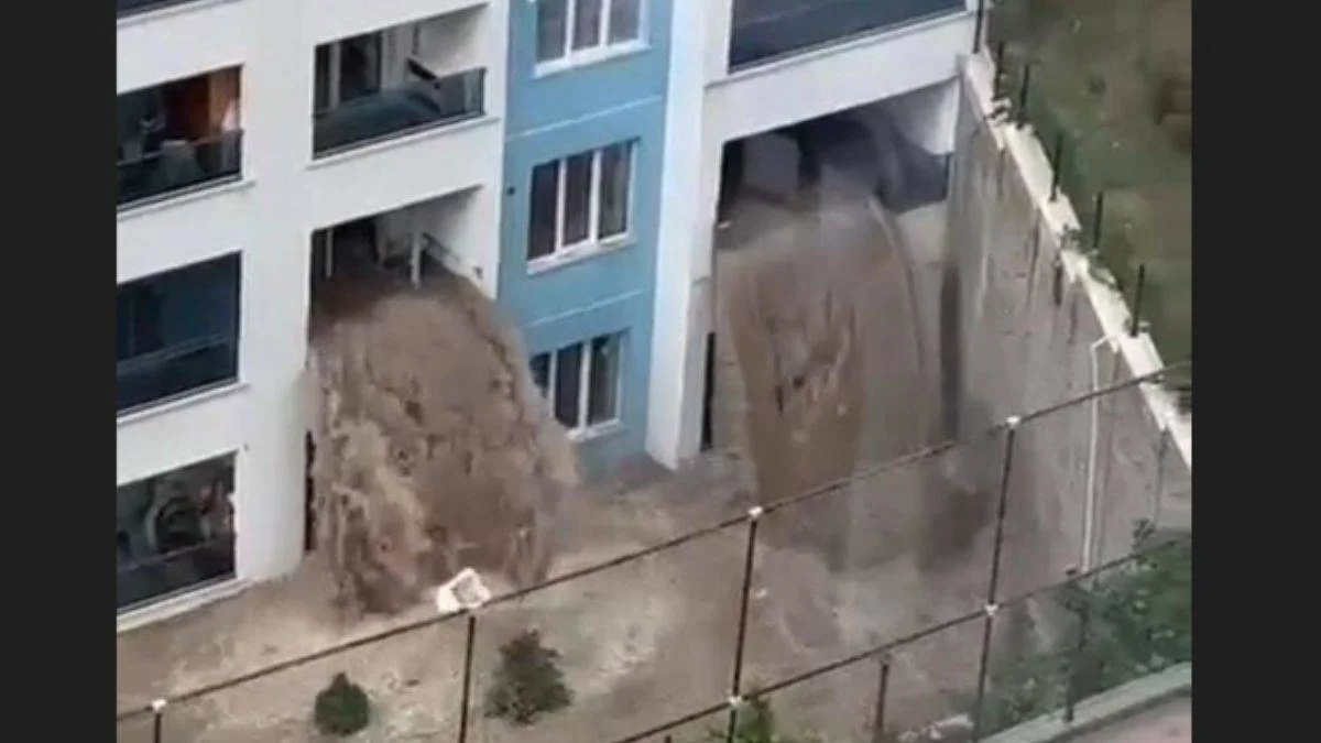 Her yağmurda şelaleye dönen bina