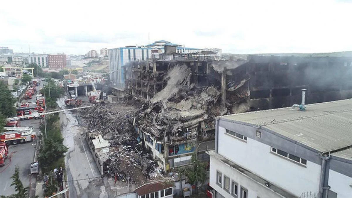 İstanbul'da 4 gündür yanan binada arama