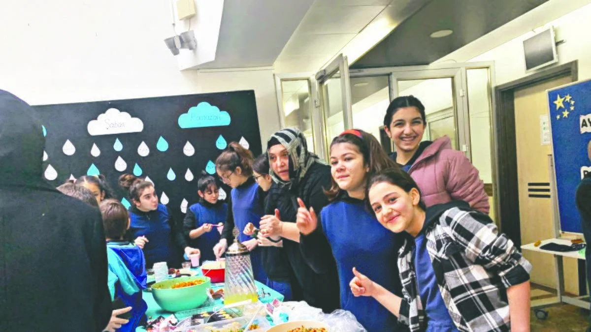 İstanbul Kız Anadolu İmam Hatip Lisesi öğrencileri depremzedeler için kermes düzenledi