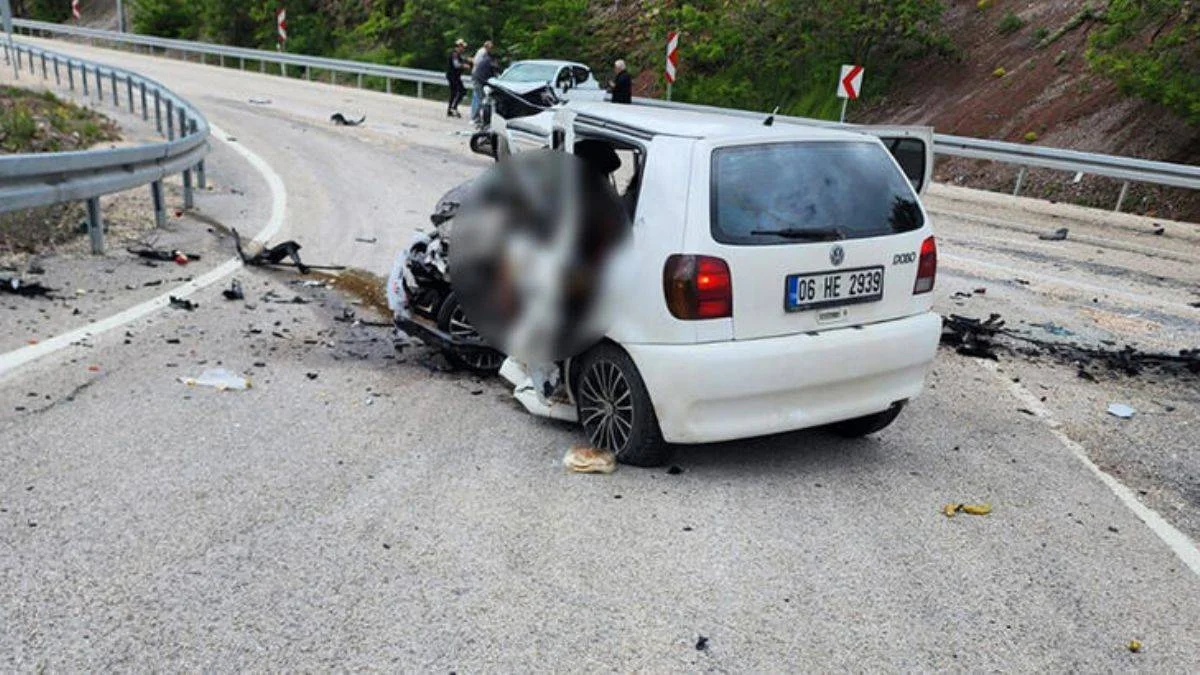 Kafa kafaya çarpıştılar: 3 ölü, 4 yaralı
