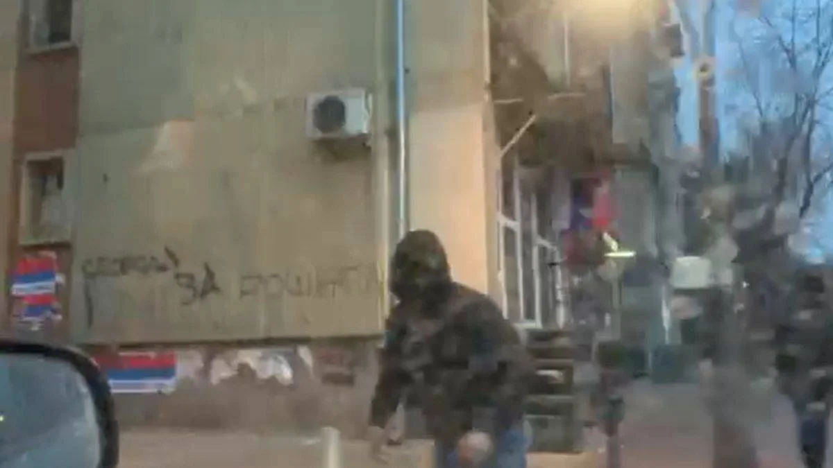 Kosovalı gazetecilere maskeli saldırı