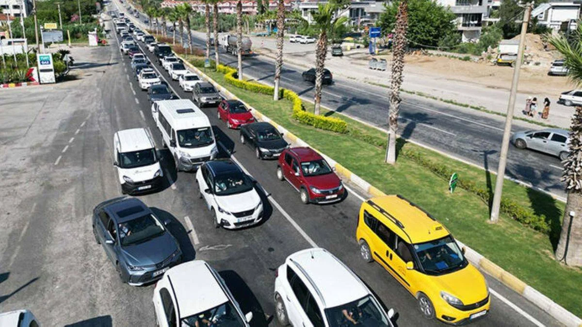 Kuşadası'na tatilci akını: 5 günde 135 bin araç girişi