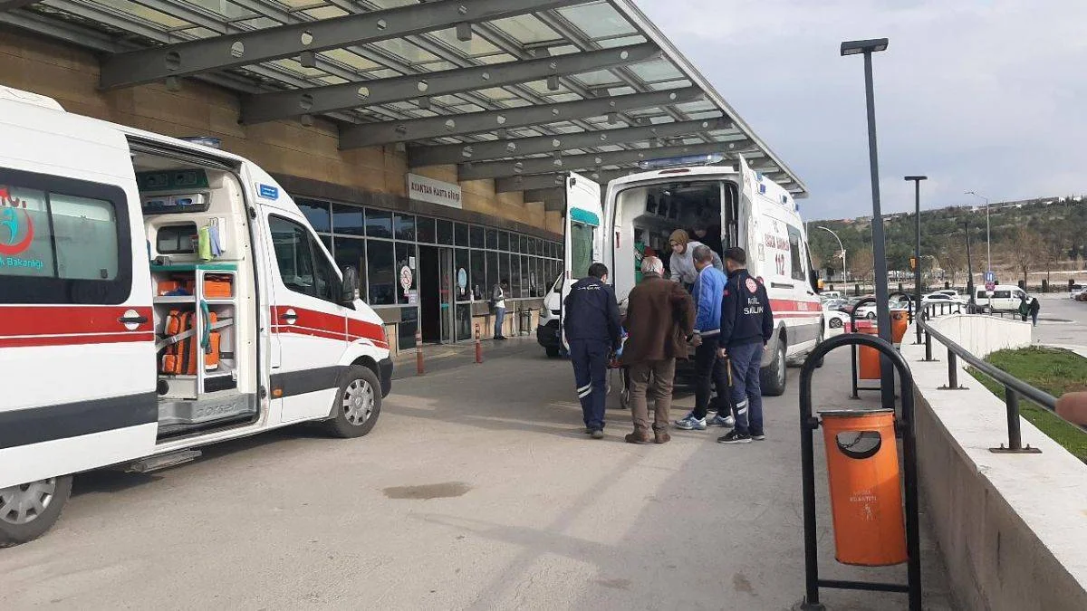 Manisa'da kamyon otobüs çarpıştı: 21 yaralı