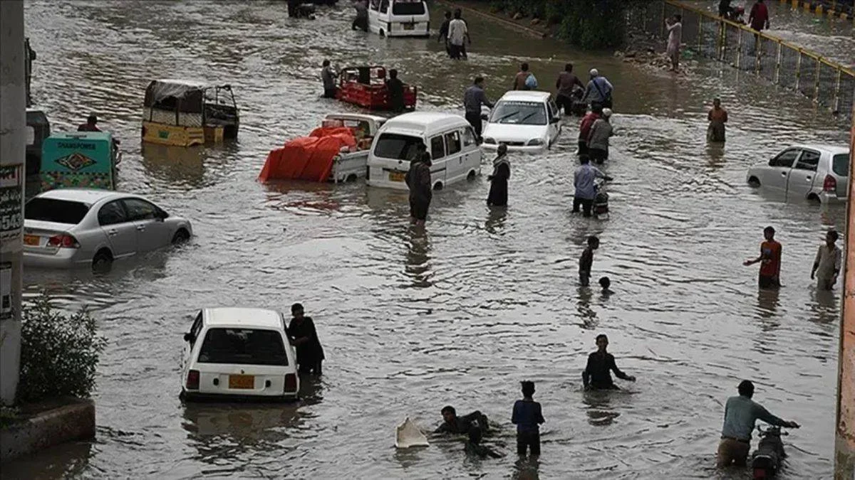 Pakistan ve Hindistan'da 55 bin kişi yerinden oldu