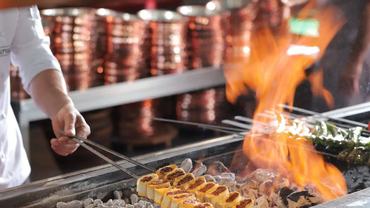 Sıralı Kebap: Yemek Kültüründe Sadece Bir Lezzet Değil, Bir Fenomen