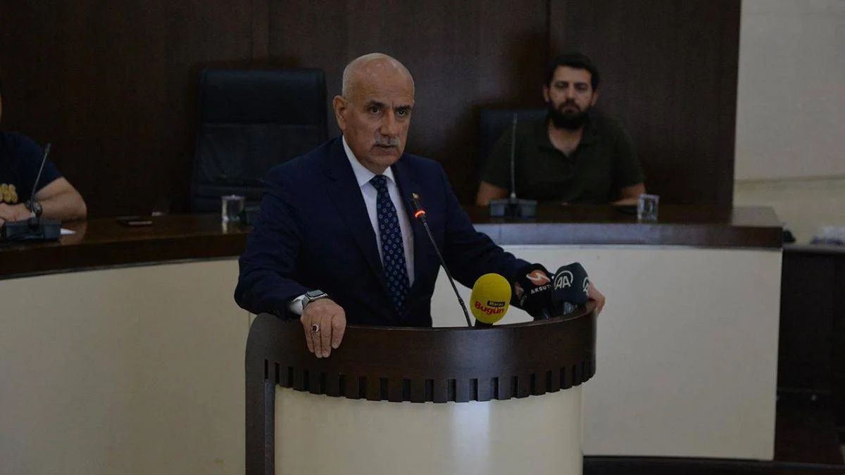 Vahit Kirişci, Kahramanmaraş'ta 28 esnafa konteyner dükkan anahtarı teslim etti
